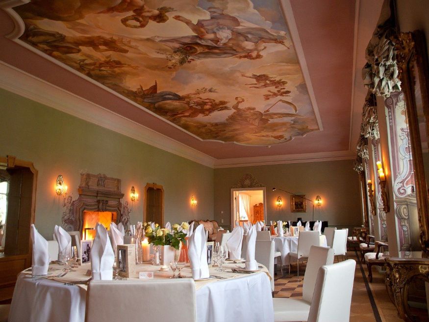 
1-Intimate-wedding-TIPS-TRICKS-16