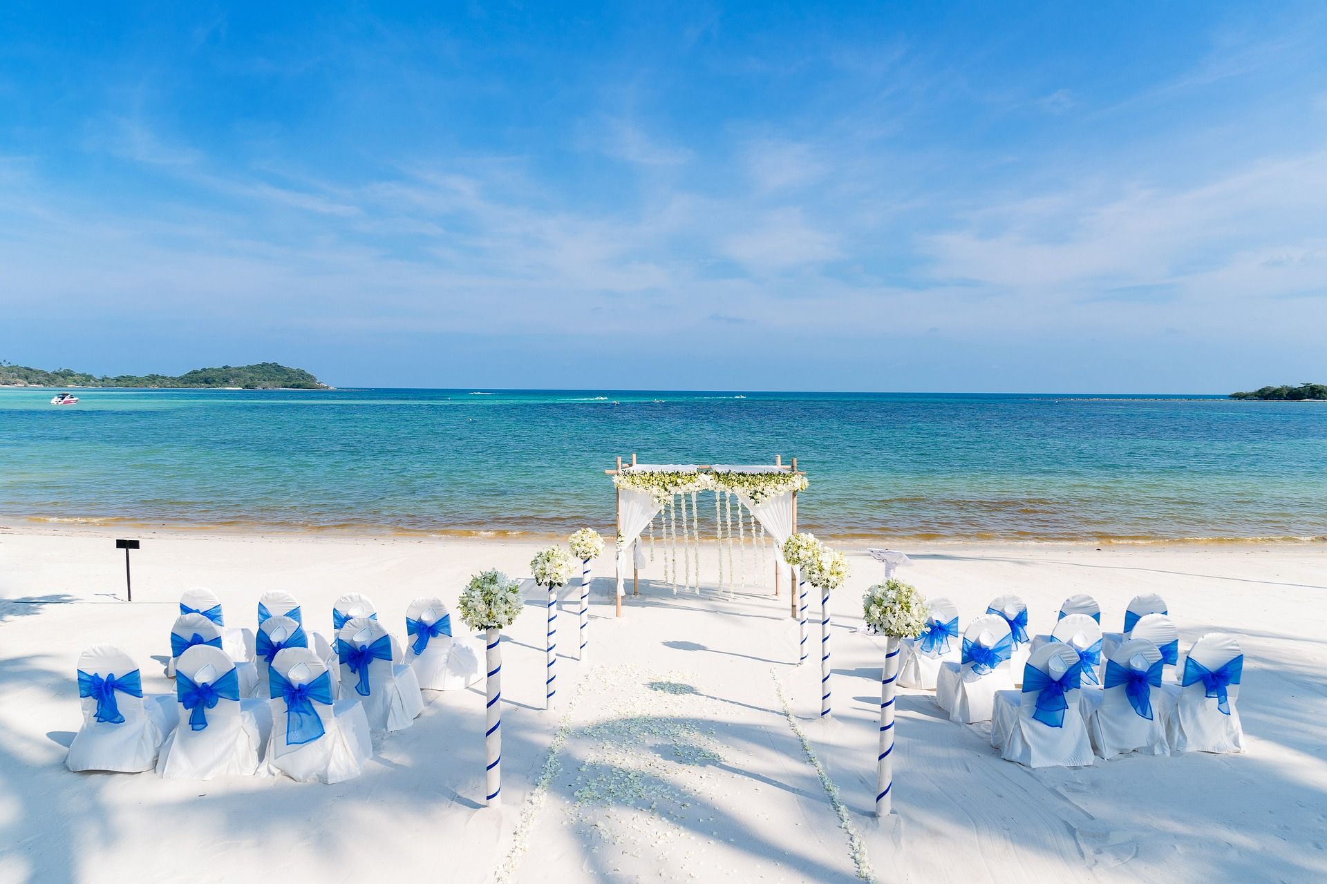 Wedding-in-May-June-2023-Spring-and-summer-colors_Blue-White-2