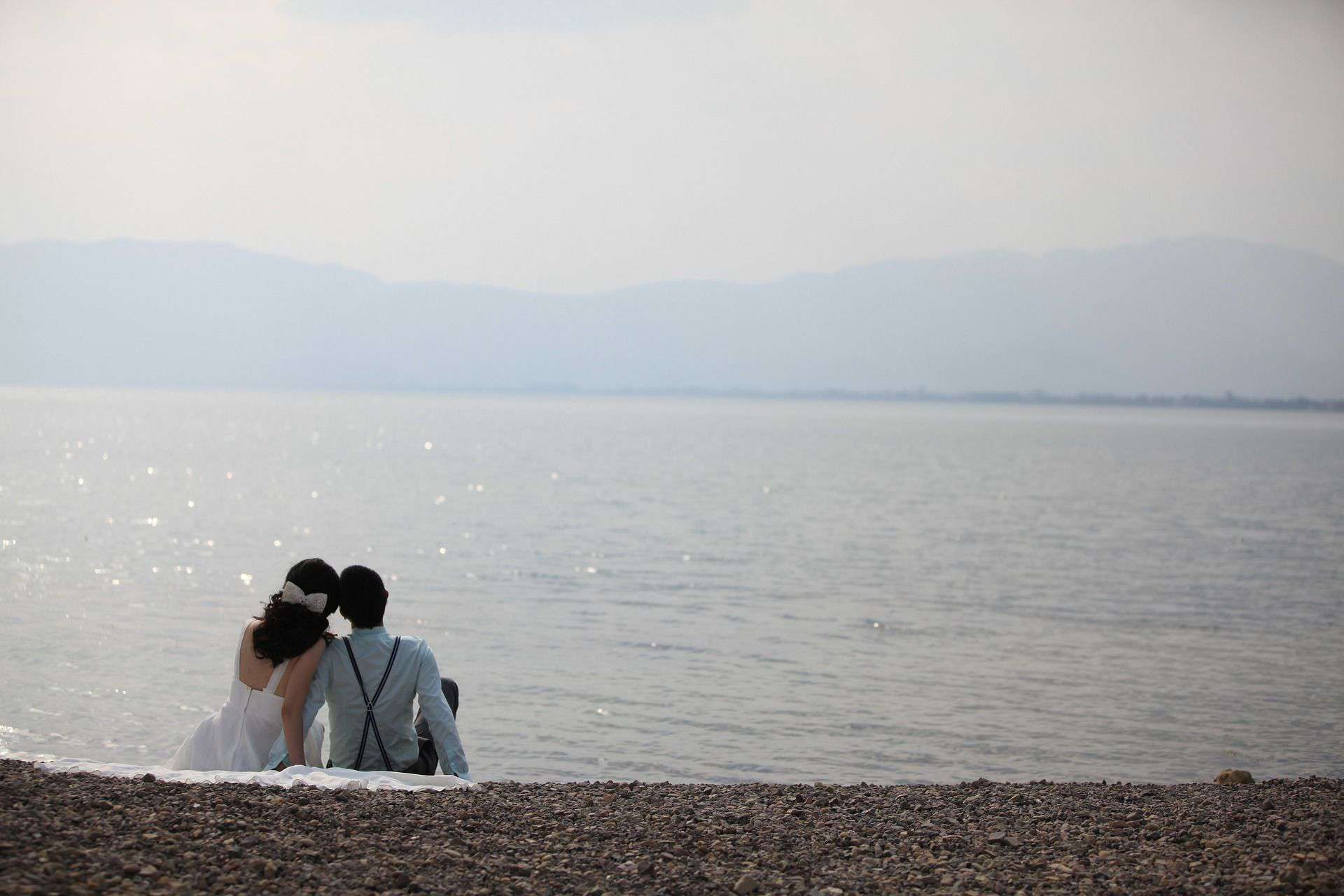 Wedding-picnic-How-to-organize-a-wonderful-party-couple-beach.