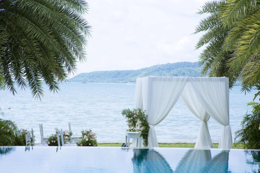 Wedding-picnic-How-to-organize-a-wonderful-party-pool-palm-trees-chairs