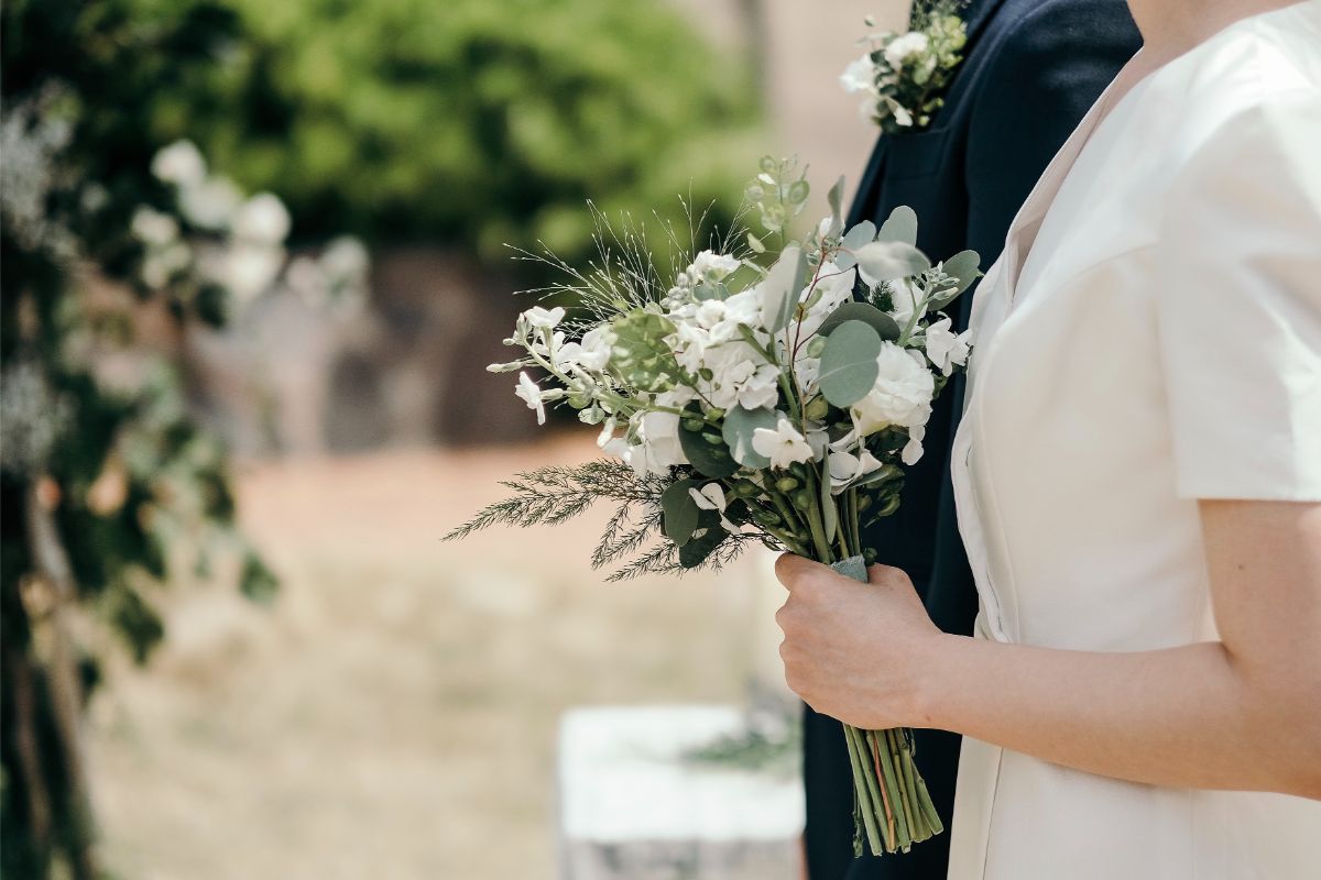 Cottagecore-wedding-bride-flowers-groom.j