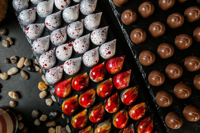 -Gothic-wedding-–-the-first-steps-to-consider-when-organizing-the-perfect-day_goth-candies-that-guests-can-try-when-coming-to-the-party