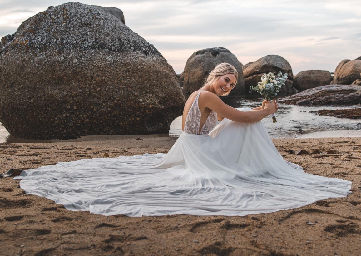 Hollywood-wedding-theme-women-beach