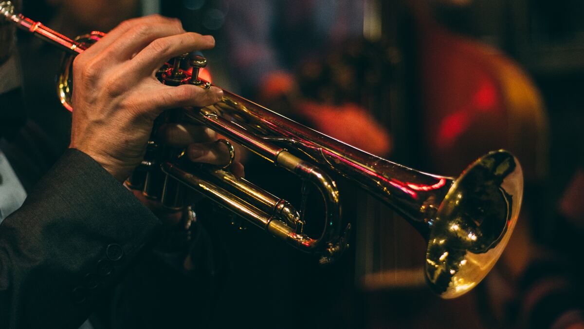 Peaky-Blinders-wedding-theme-the-main-reasons-why-you-should-consider-including-such-a-theme-into-your-event_jazz-musicians-at-event