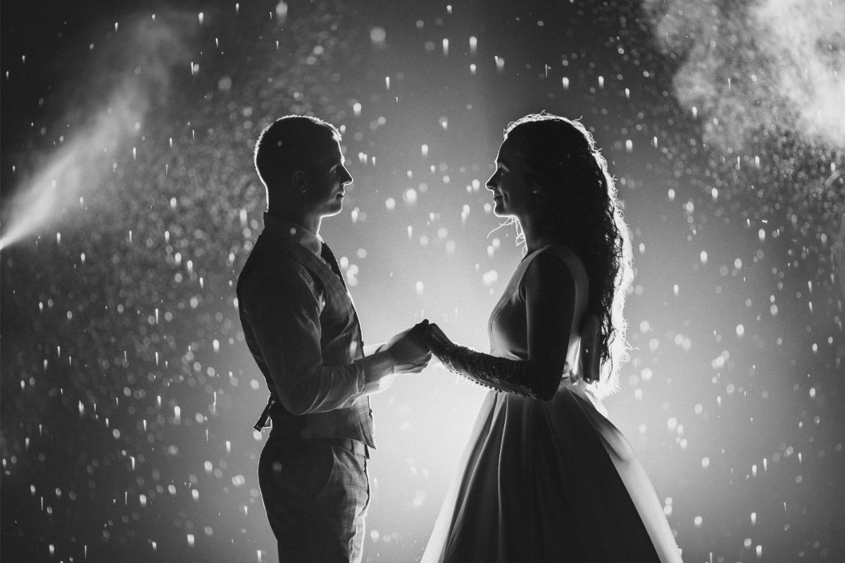-Rain-on-wedding-day-black-and-white-picture-couple-rain-1.jpg