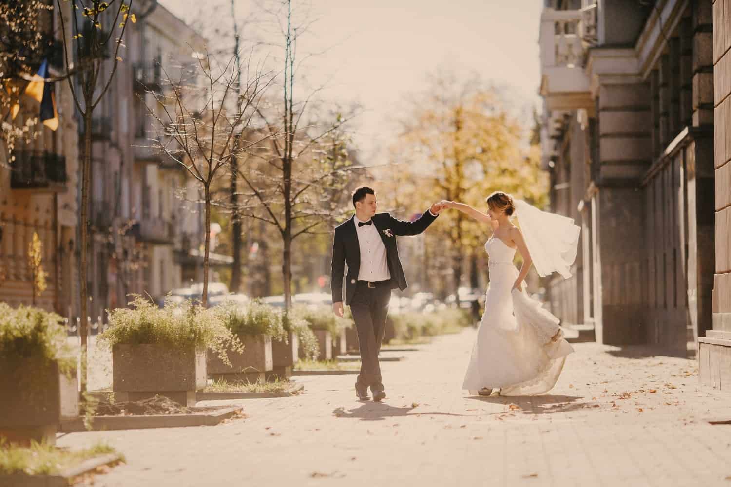 Wedding-at-sunset-in-the-city-how-to-organize-a-cosmopolitan-event-happy-couple-4