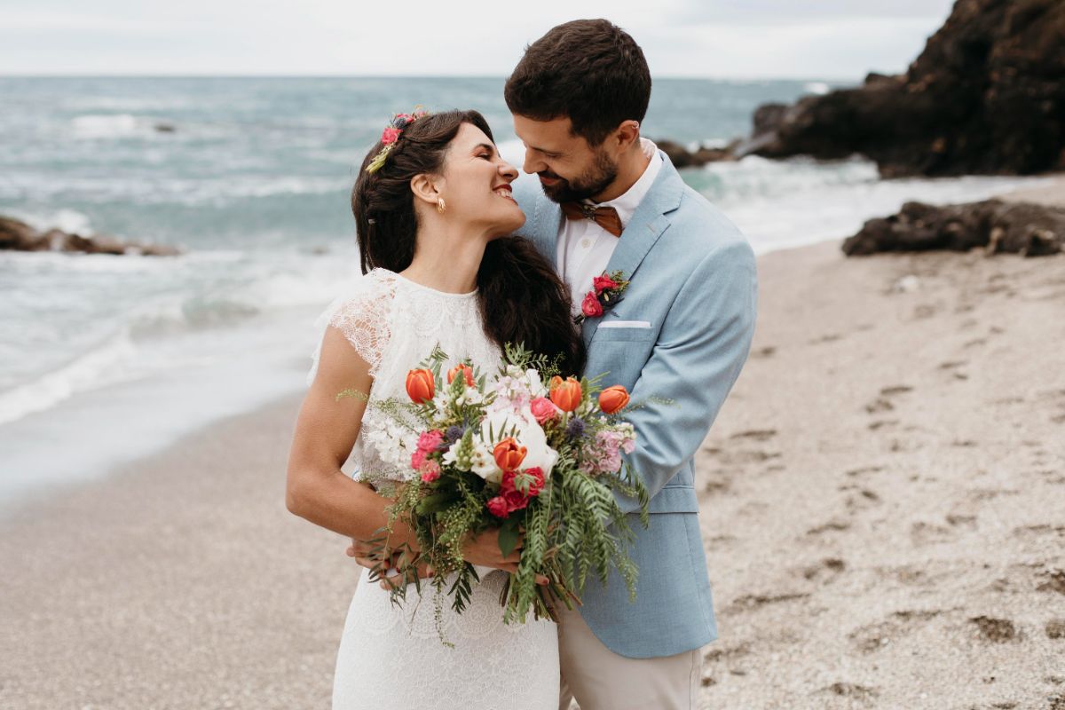 Wedding-color-schemes-for-summer-according-to-the-chosen-location-Bride-and-groom