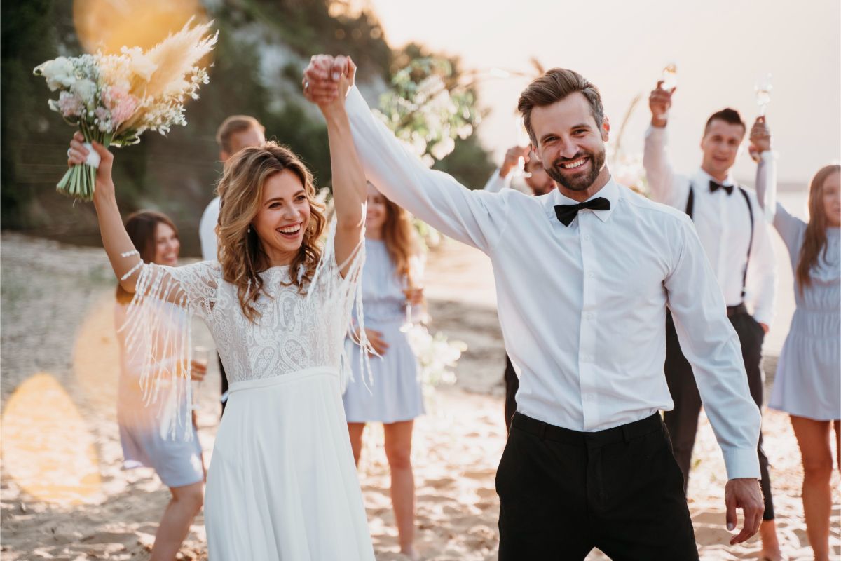 Wedding-color-schemes-for-summer-according-to-the-chosen-location-Couple-and-people-beach