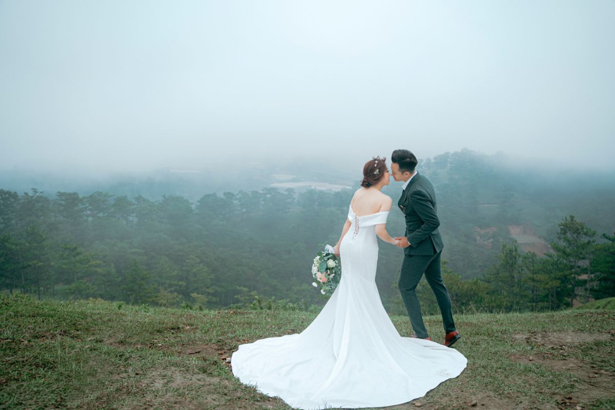 Wedding-color-schemes-for-summer-according-to-the-chosen-location-Couple-kissing-mountain