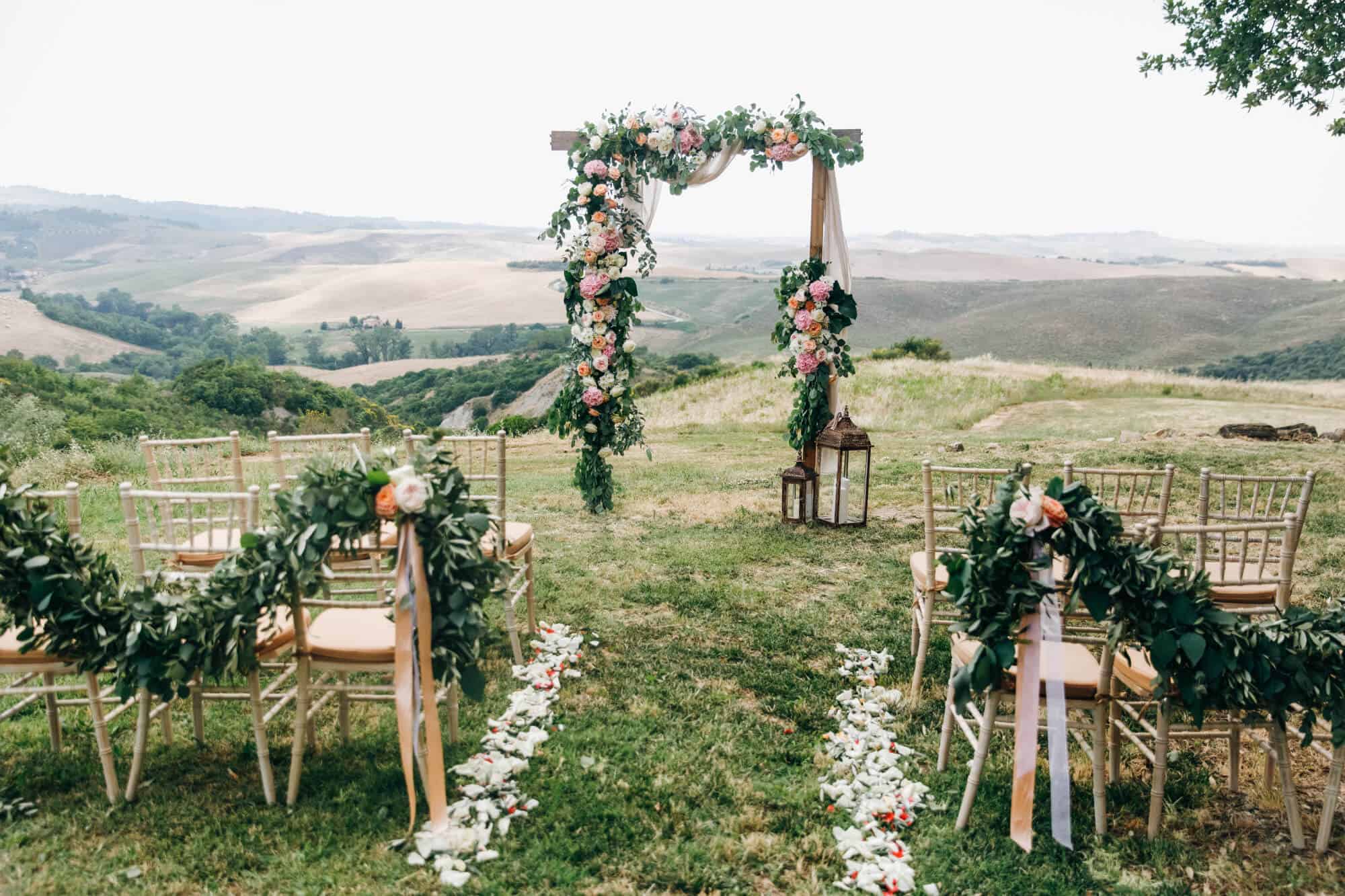 Wedding-color-schemes-for-summer-according-to-the-chosen-location-Wedding-arch-chairs