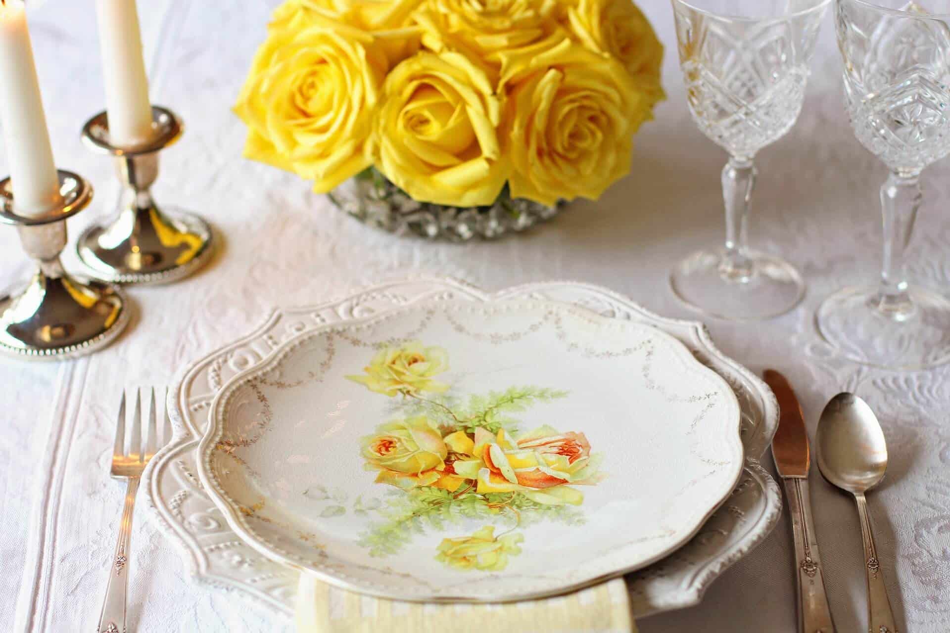 Wedding-color-schemes-for-summer-according-to-the-chosen-location-Yellow-flowers-table