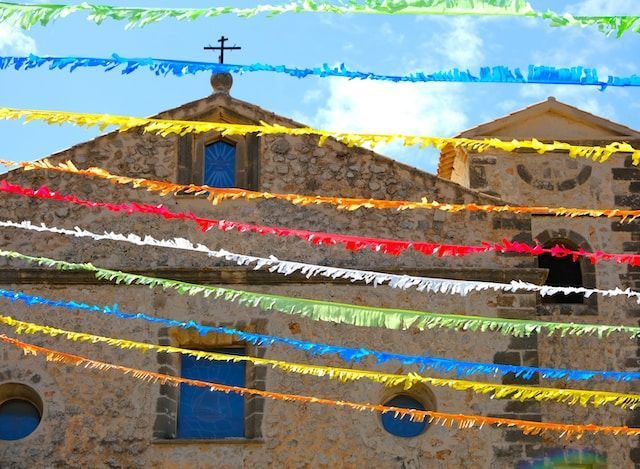 1.-Weddings-in-Spain-–-rituals-and-traditions-that-you-should-consider-for-the-big-day_Spanish-wedding-decorations-for-the-fiesta