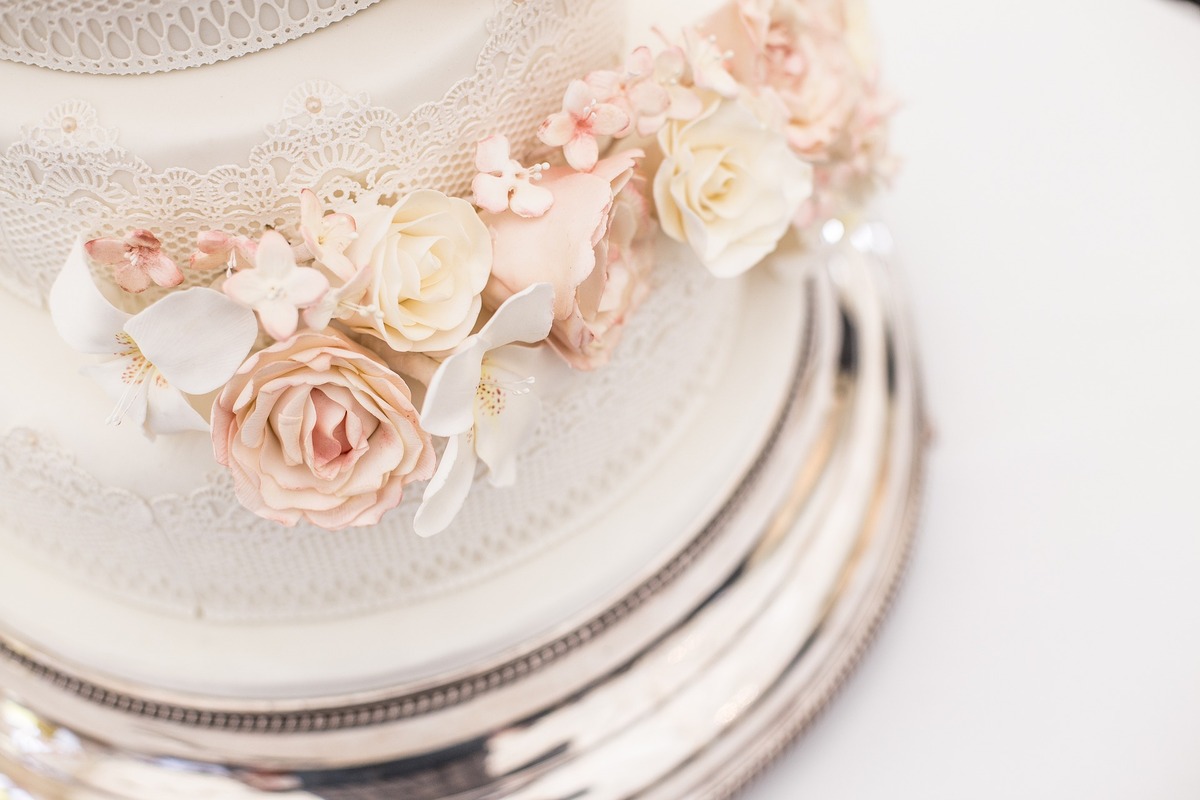 What are the elements that define an all white wedding_white wedding cake