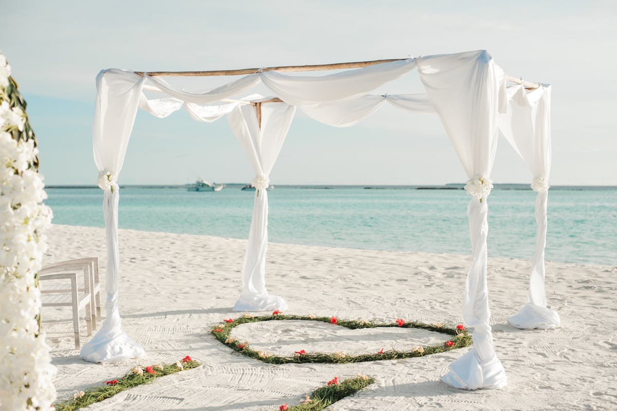 What are the elements that define an all white wedding_white wedding decor with heart shaped floral arrangement