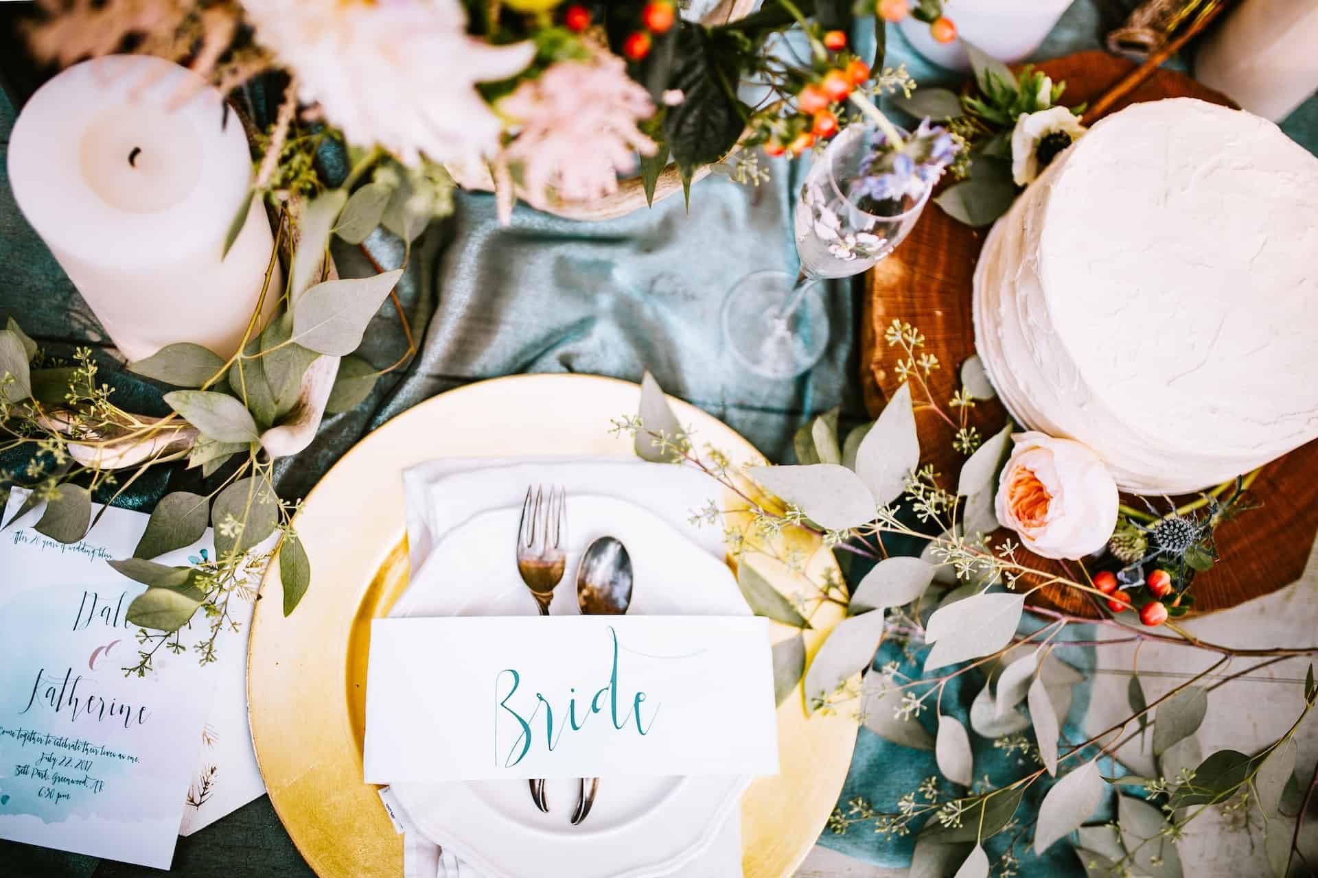Bridgerton-wedding-table-flowers.