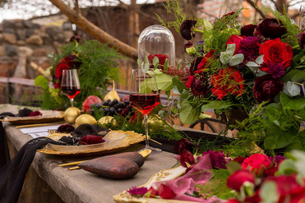 Gold and red wedding decor - table, flowers
