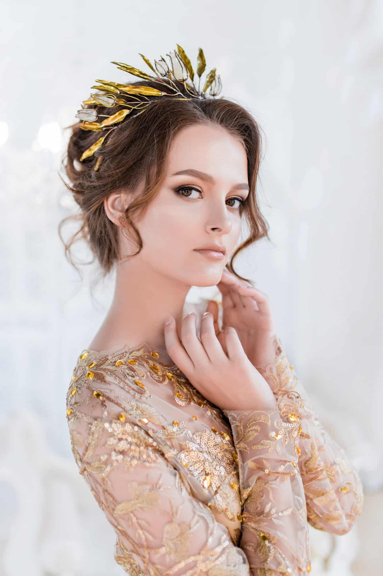 1.1.-What-colors-go-with-gold-for-a-wedding-from-the-dress-to-the-cake-1