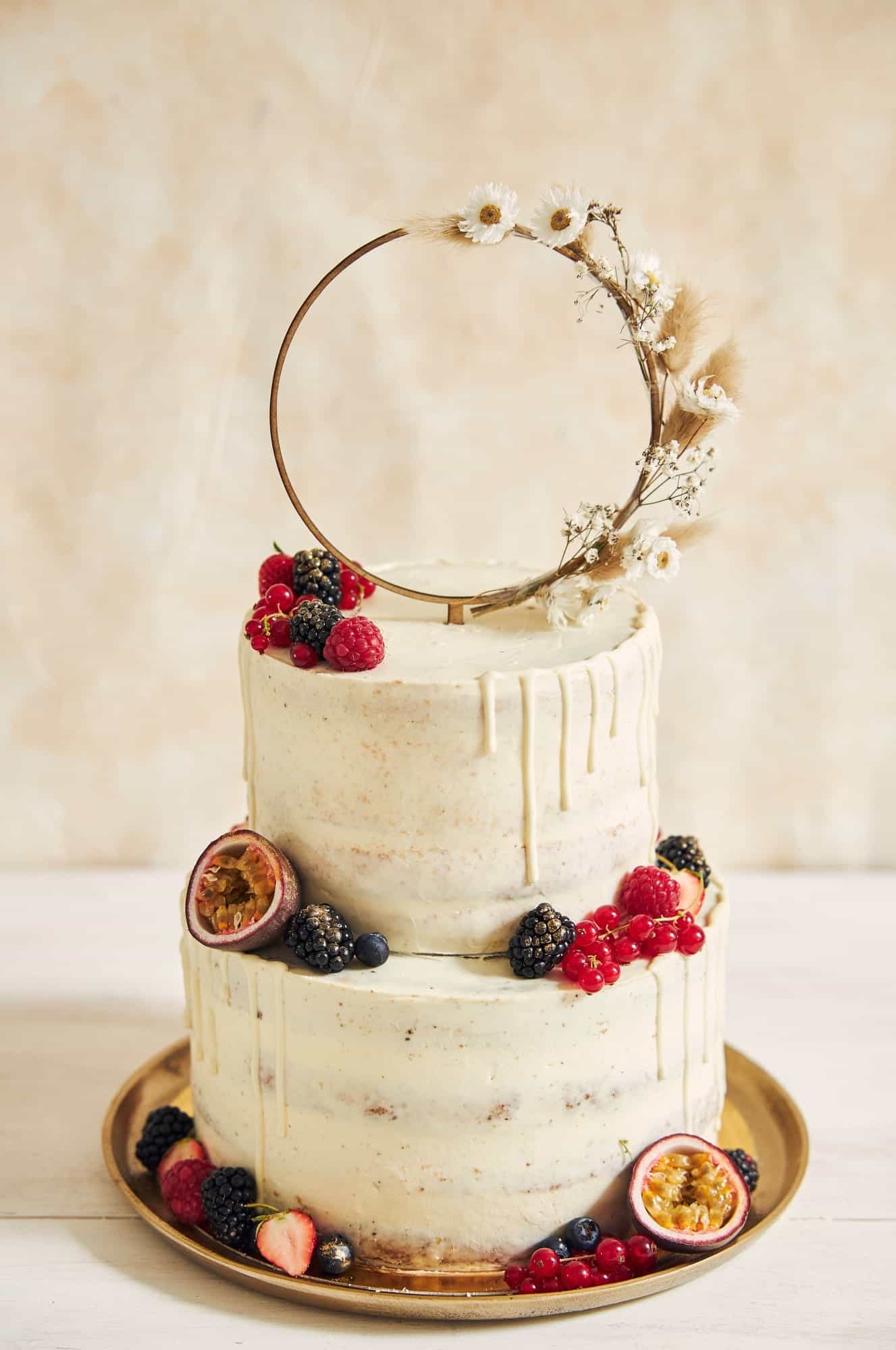 1.1.-What-colors-go-with-gold-for-a-wedding-from-the-dress-to-the-cake-11