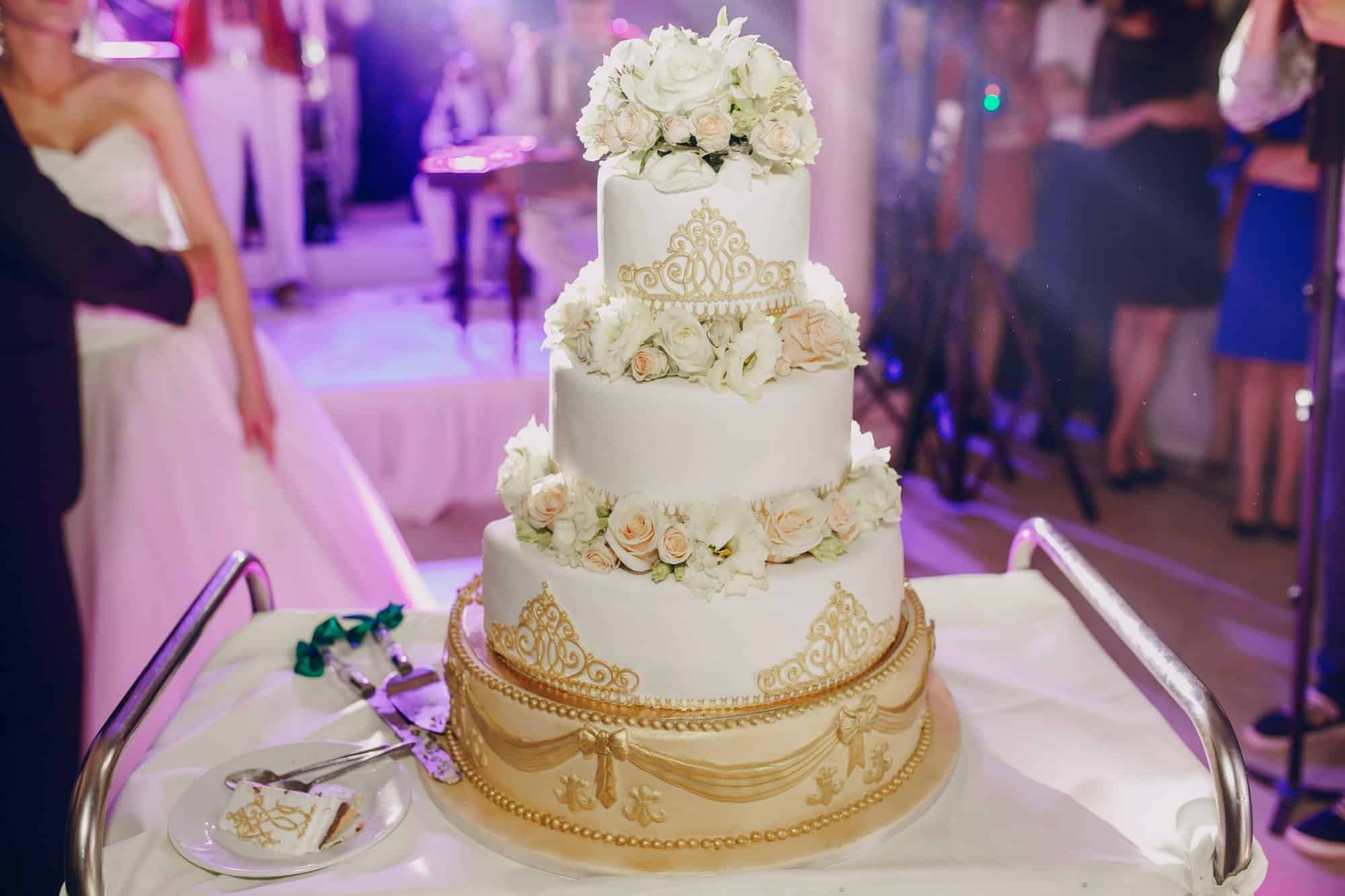 1.1.-What-colors-go-with-gold-for-a-wedding-from-the-dress-to-the-cake-12