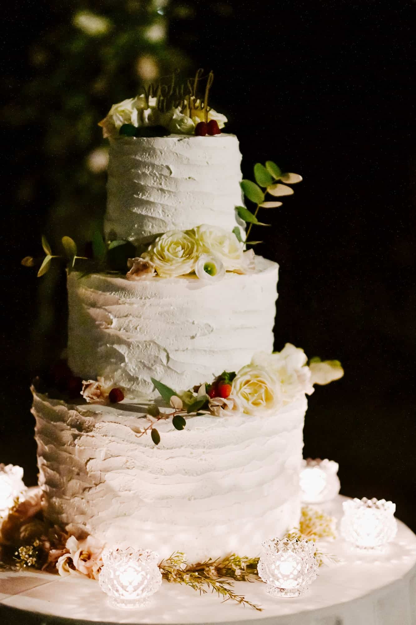 1.1.-What-colors-go-with-gold-for-a-wedding-from-the-dress-to-the-cake-13
