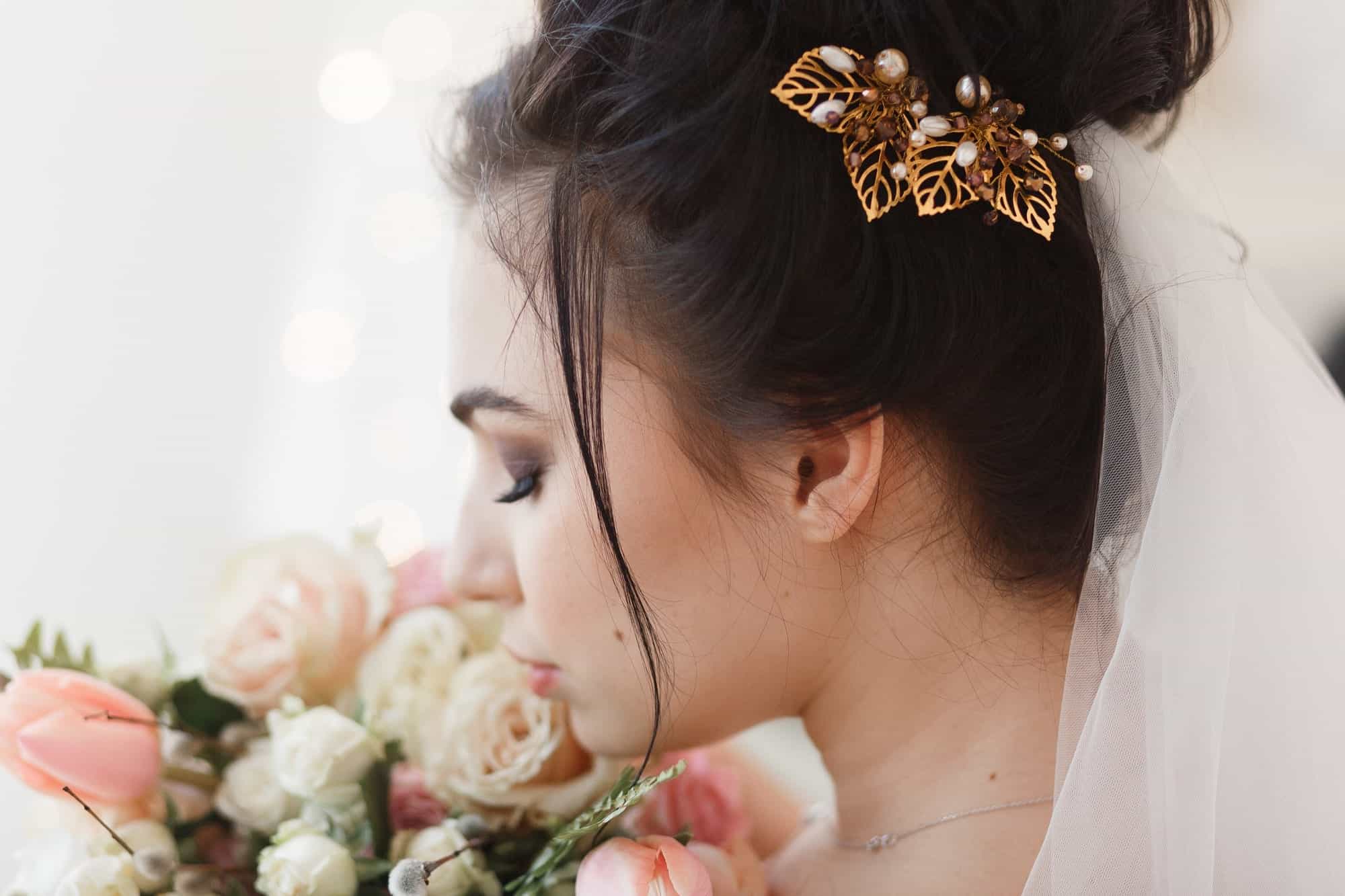1.1.-What-colors-go-with-gold-for-a-wedding-from-the-dress-to-the-cake-2