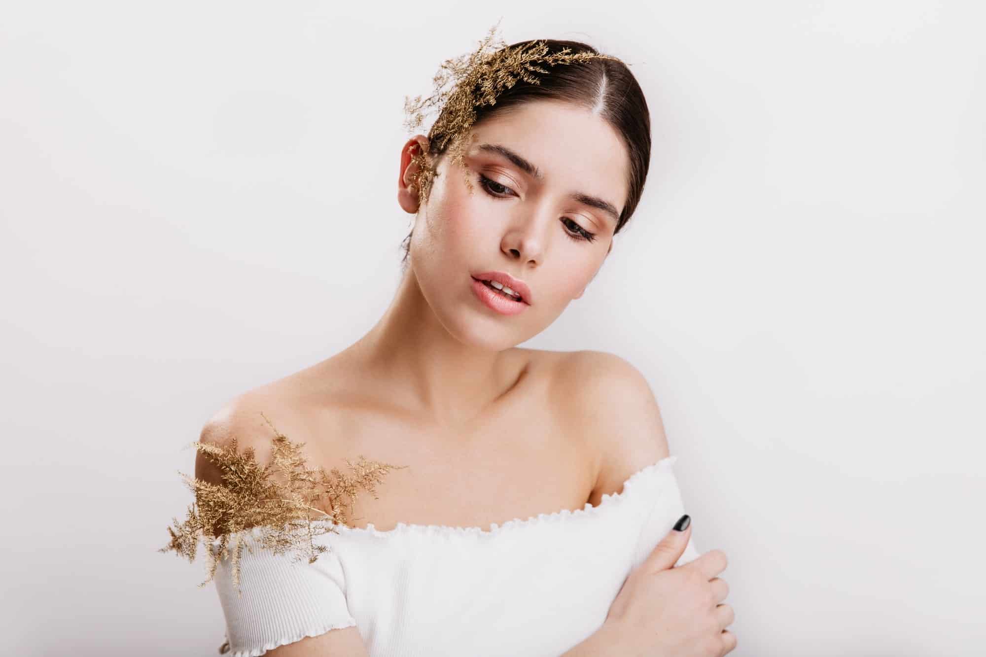 1.1.-What-colors-go-with-gold-for-a-wedding-from-the-dress-to-the-cake-3