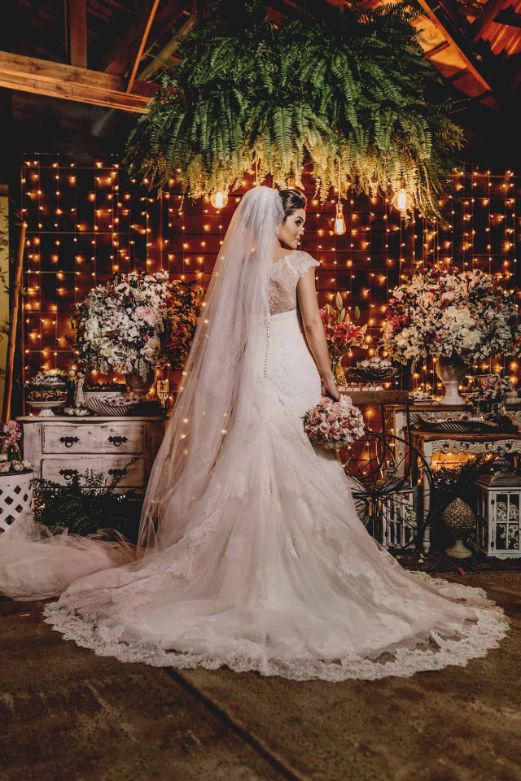 1.1.-What-colors-go-with-gold-for-a-wedding-from-the-dress-to-the-cake-4