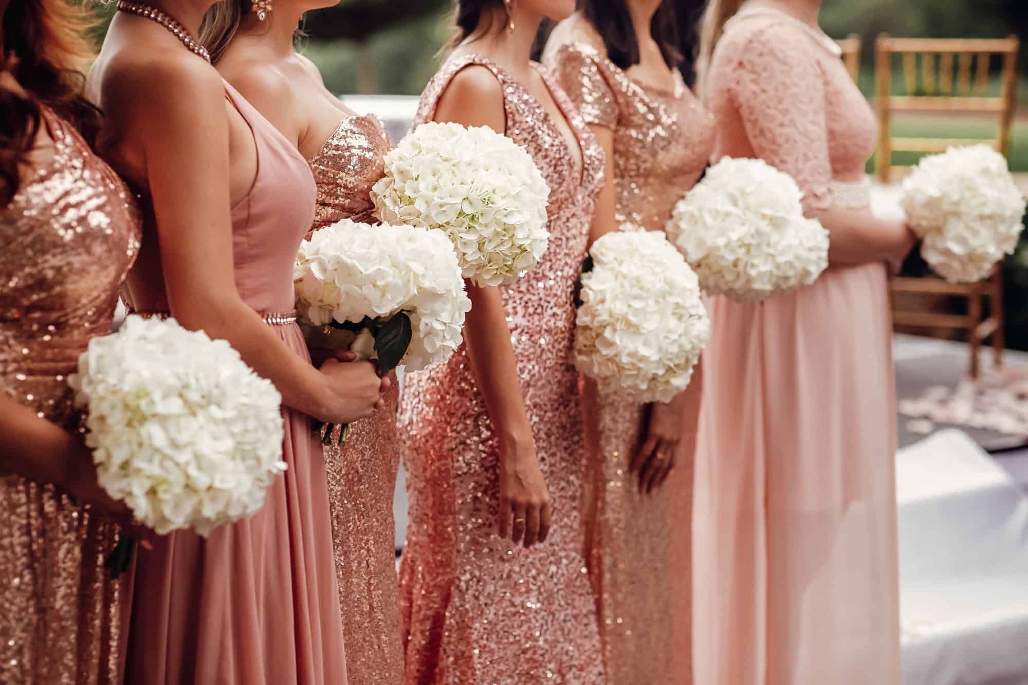 1.1.-What-colors-go-with-gold-for-a-wedding-from-the-dress-to-the-cake-6.