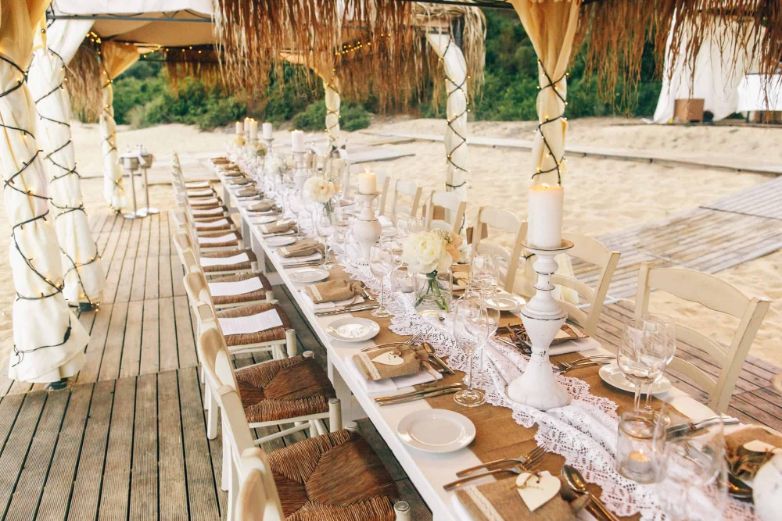 1.1.-What-colors-go-with-gold-for-a-wedding-from-the-dress-to-the-cake-7