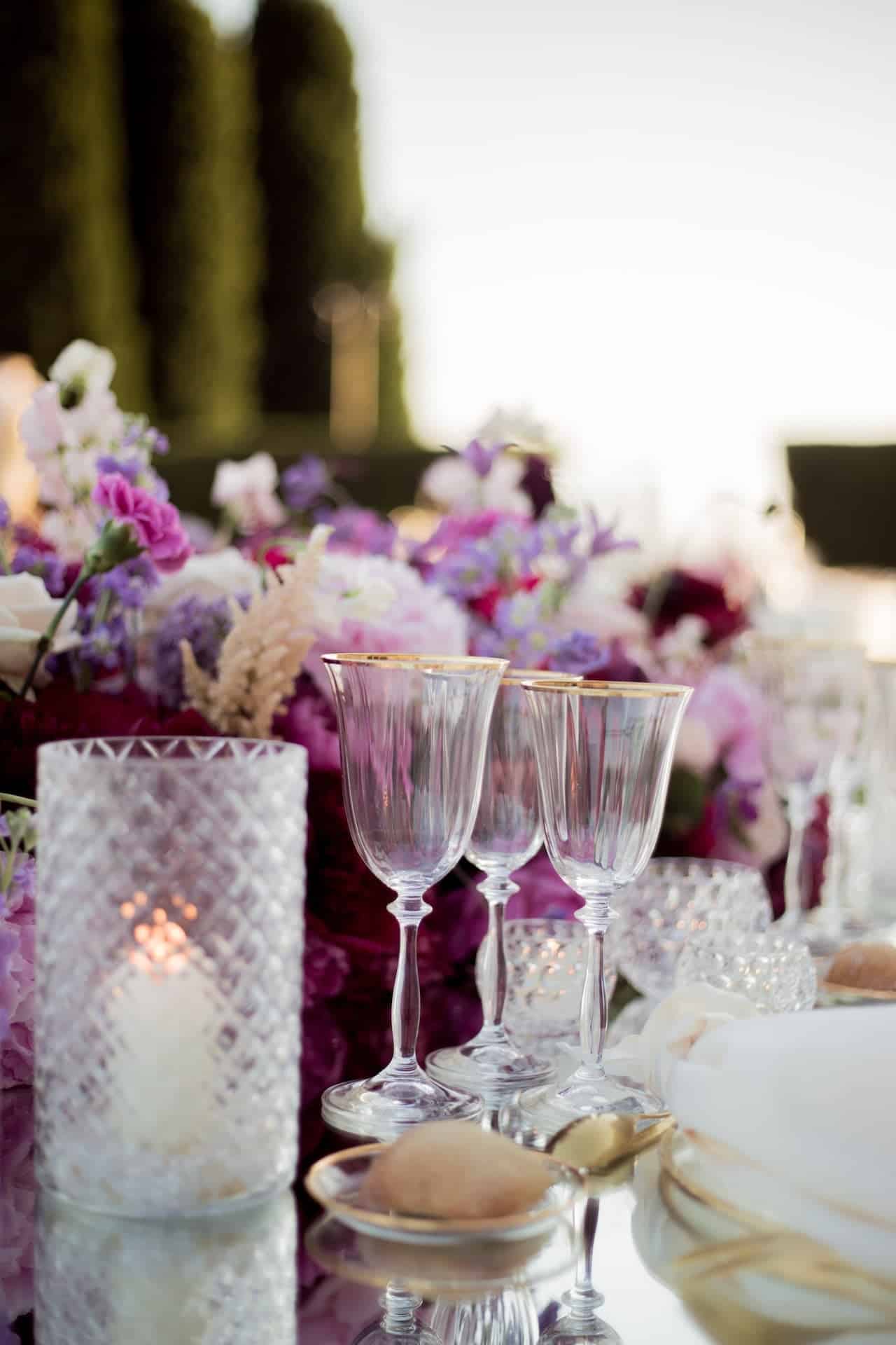 1.1.-What-colors-go-with-gold-for-a-wedding-from-the-dress-to-the-cake-8