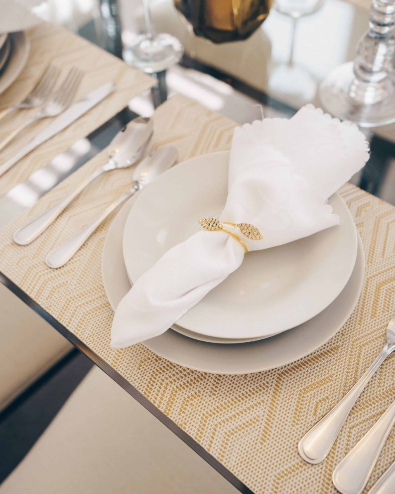 1.1.-What-colors-go-with-gold-for-a-wedding-from-the-dress-to-the-cake-9