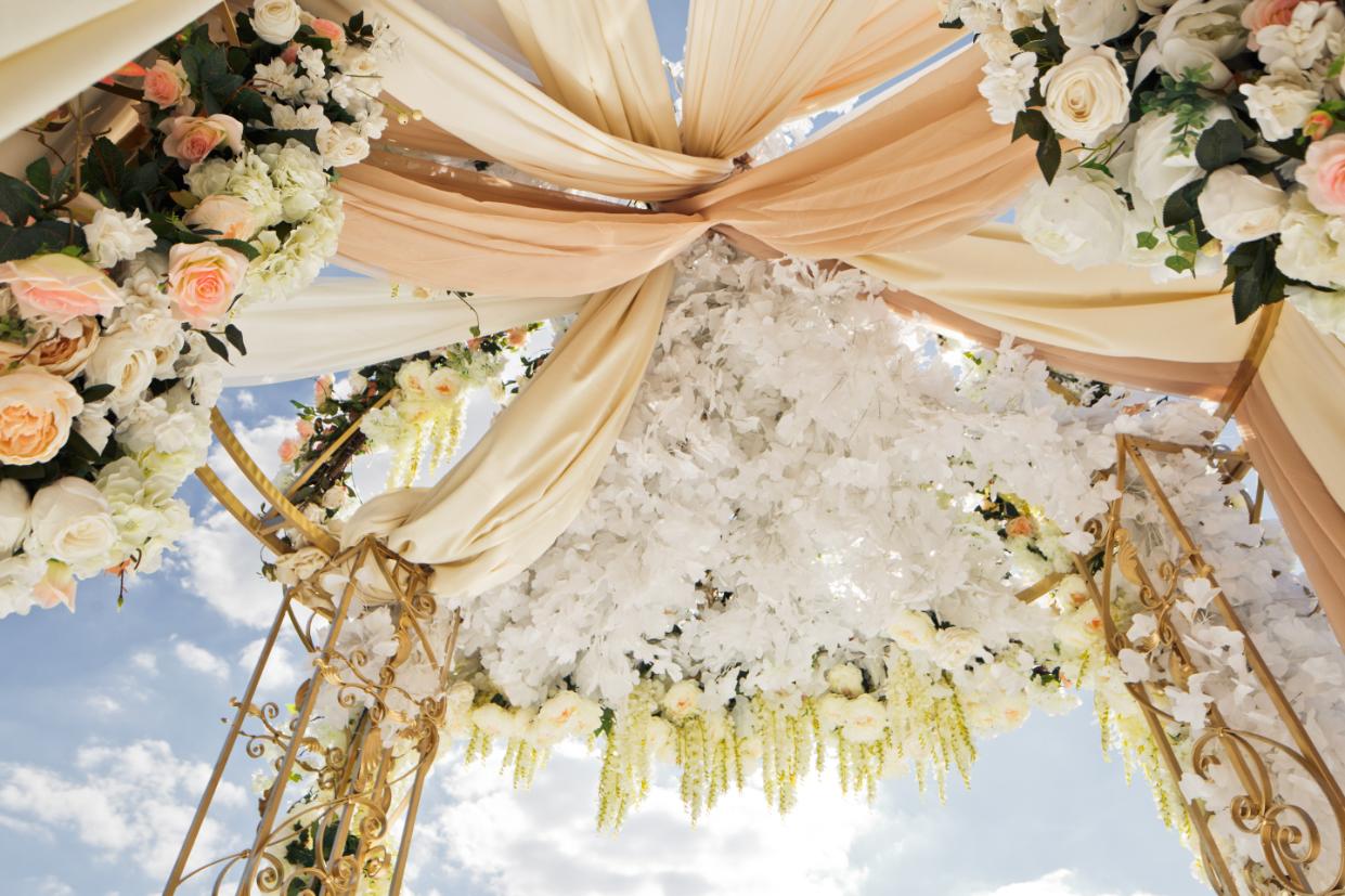 Pastel-wedding-decorations-wedding-altar.