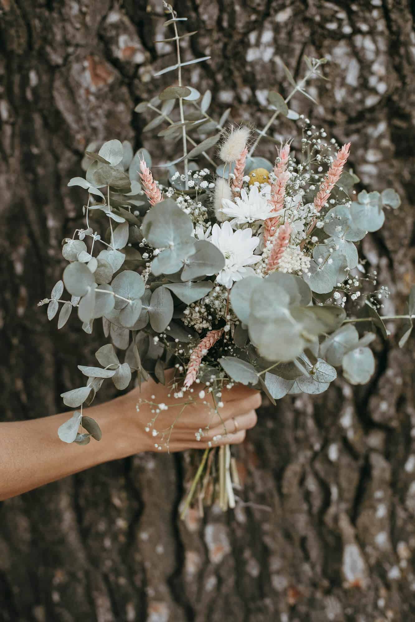 1.2.-Rustic-top-table-wedding-flowers-2