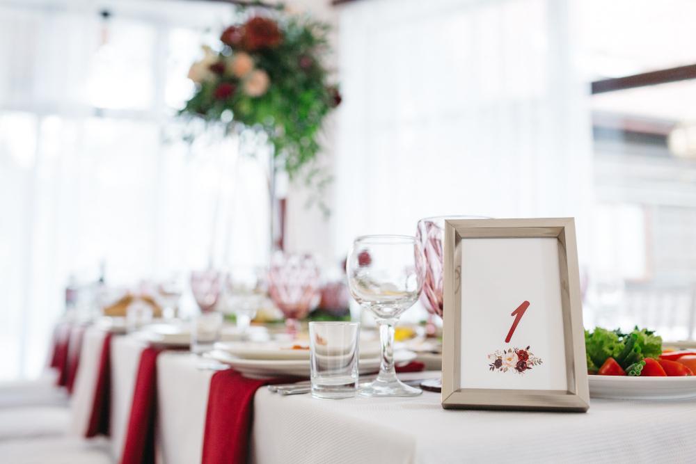 Ski-theme-wedding–-decor-ideas-for-the-big-day_table-setting