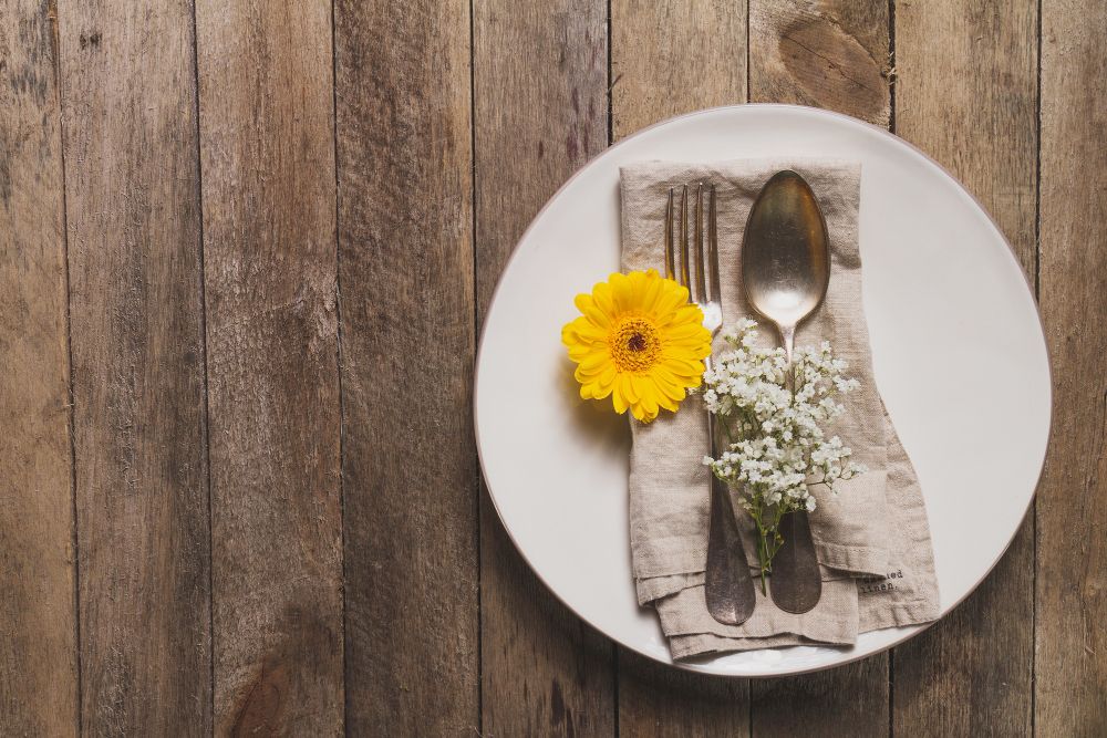 1.2.-Yellow-wedding-invitations-–-tips-and-trick-to-take-into-account-for-a-great-event_wedding-plate-with-sunflower
