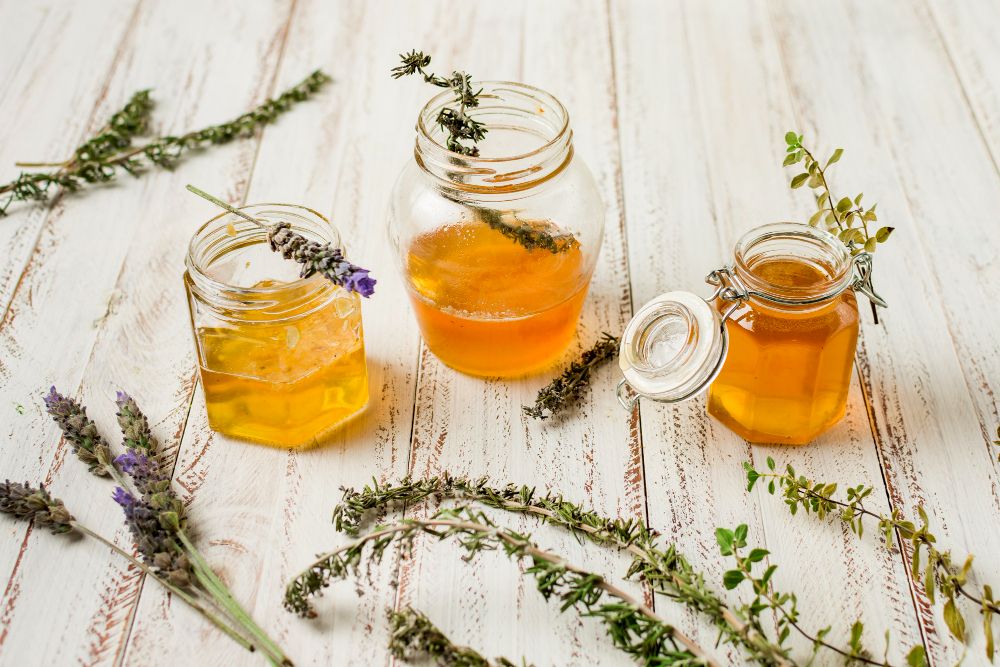 1.2.-Yellow-wedding-invitations-–-tips-and-trick-to-take-into-account-for-a-great-event_yellow-honey-favors.j