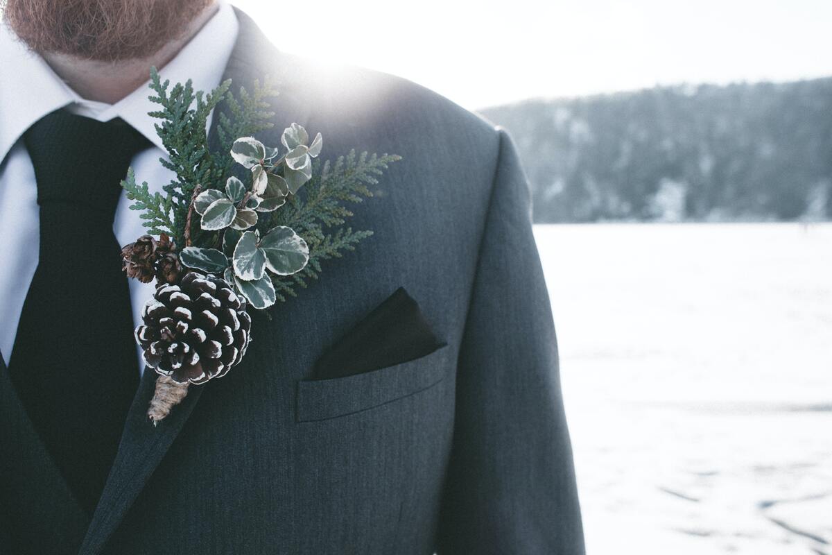 Winter-bouquets-for-beach-weddings-groom