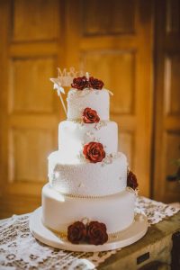 Great Gatsby wedding ideas - cake and entertainment (6) - Weddo Agency