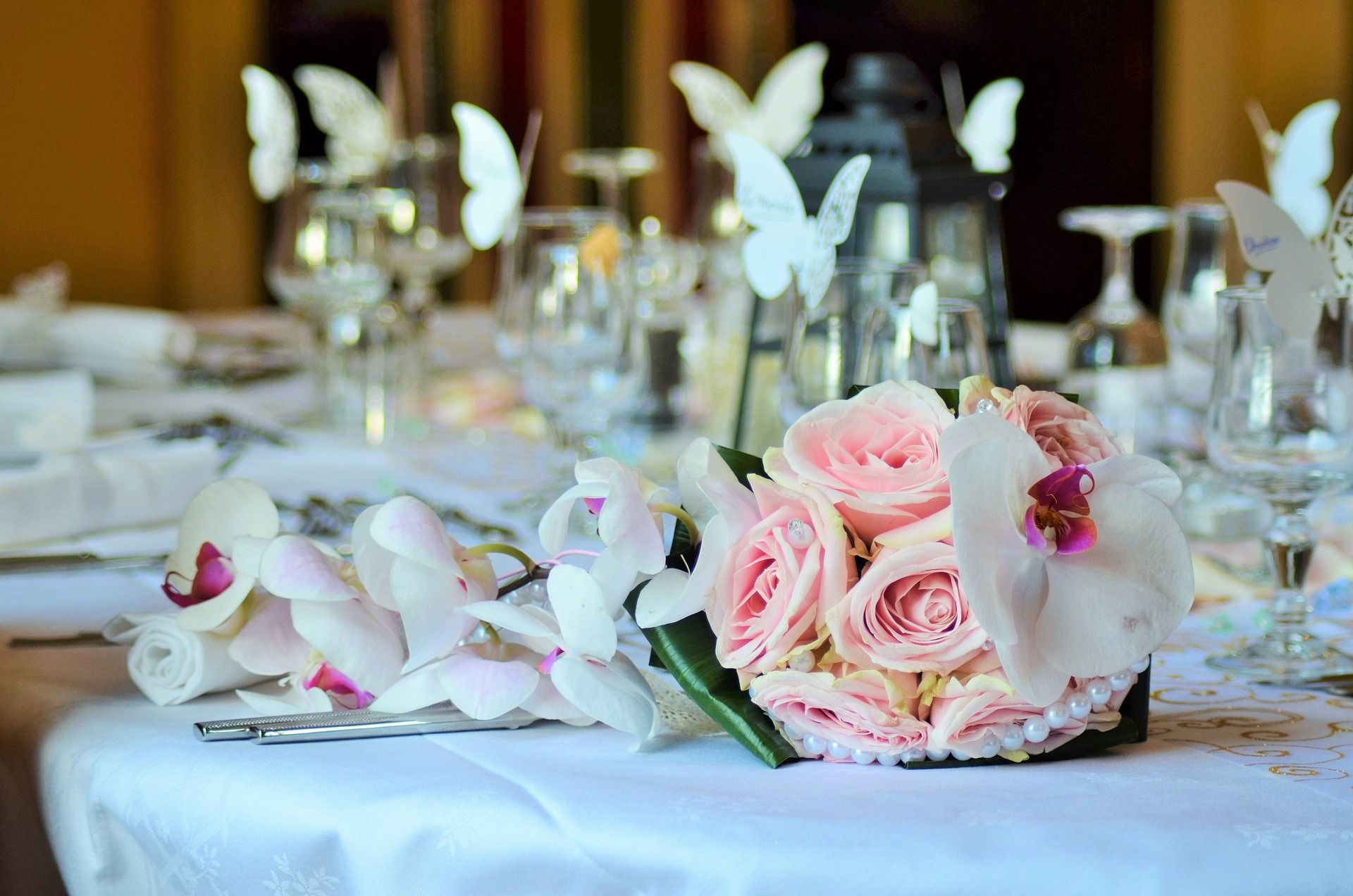 March-Wedding-What-colors-are-trendy-in-2023_White-Pink-3