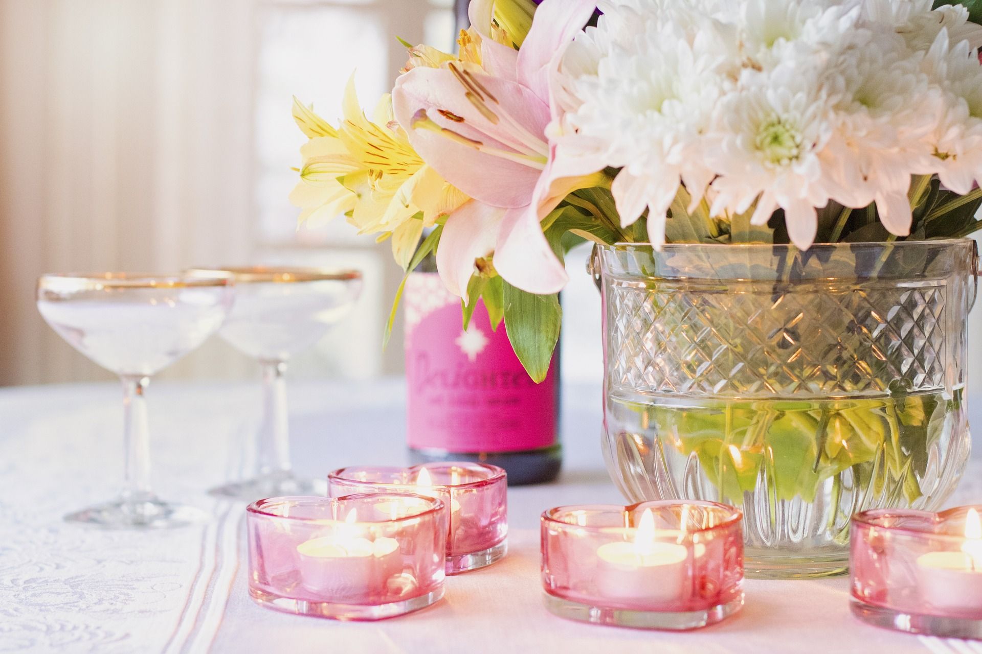 March-Wedding-What-colors-are-trendy-in-2023_White-Pink-4