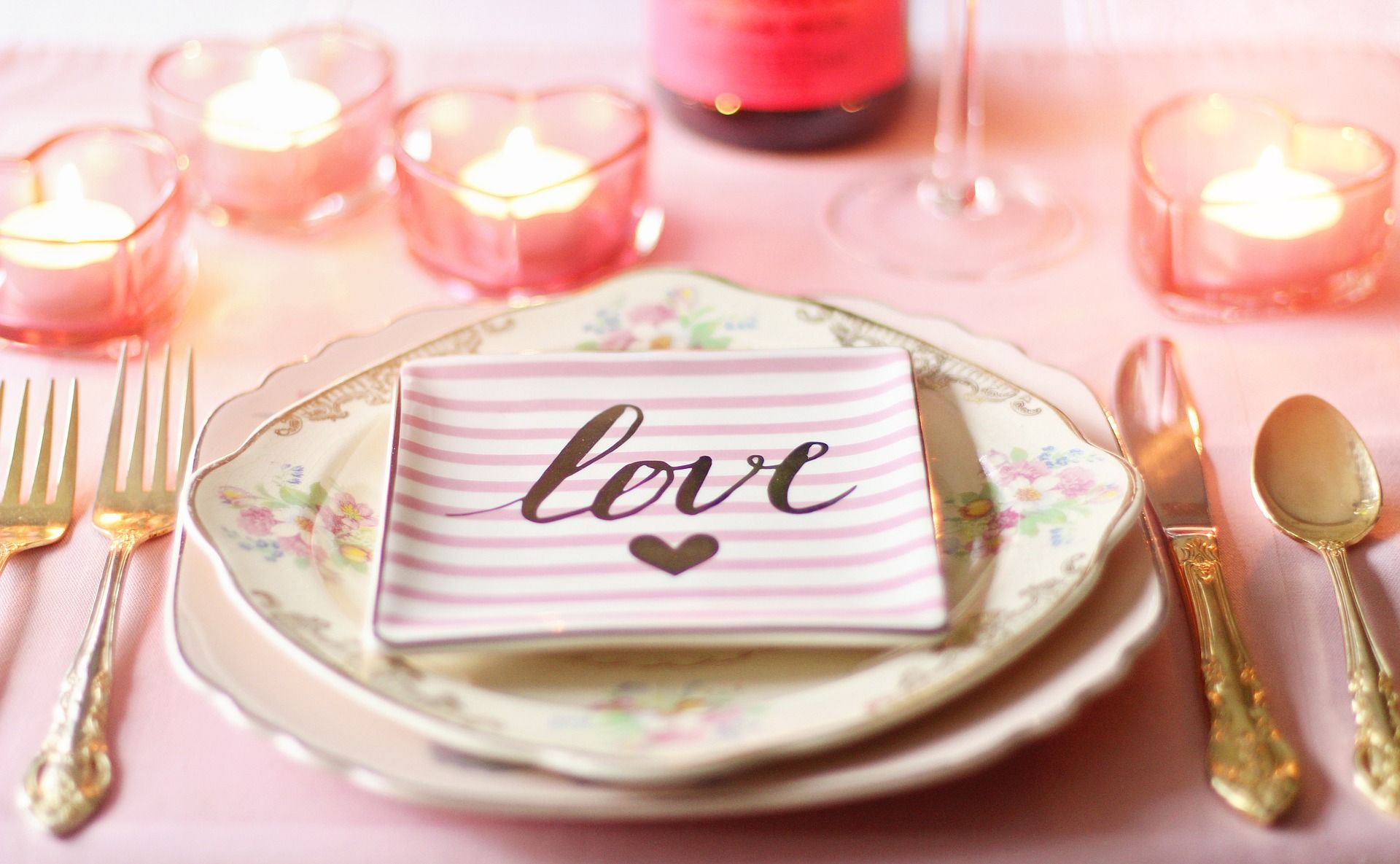 March-Wedding-What-colors-are-trendy-in-2023_White-Pink-5