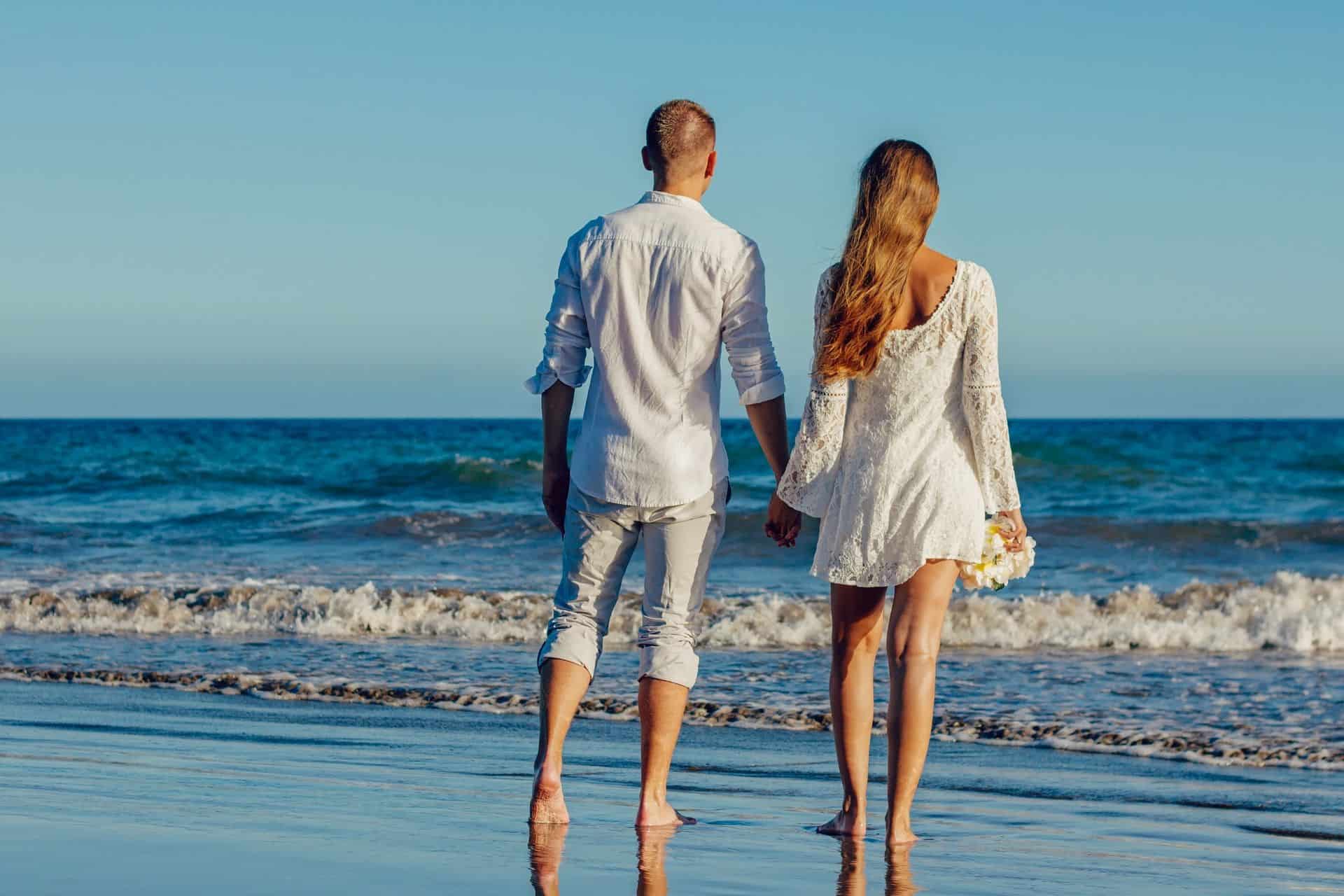 Picnic-wedding-ideas-TIPS-TRICKS-for-creating-an-original-event-couple-holding-hands
