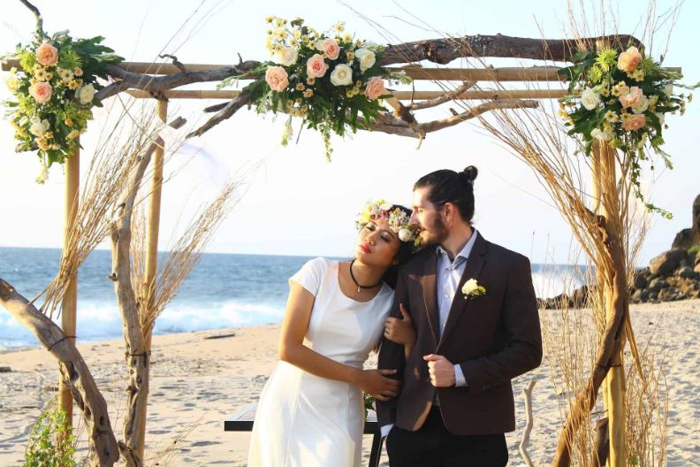 Picnic-wedding-ideas-TIPS-TRICKS-for-creating-an-original-event-hugging-couple
