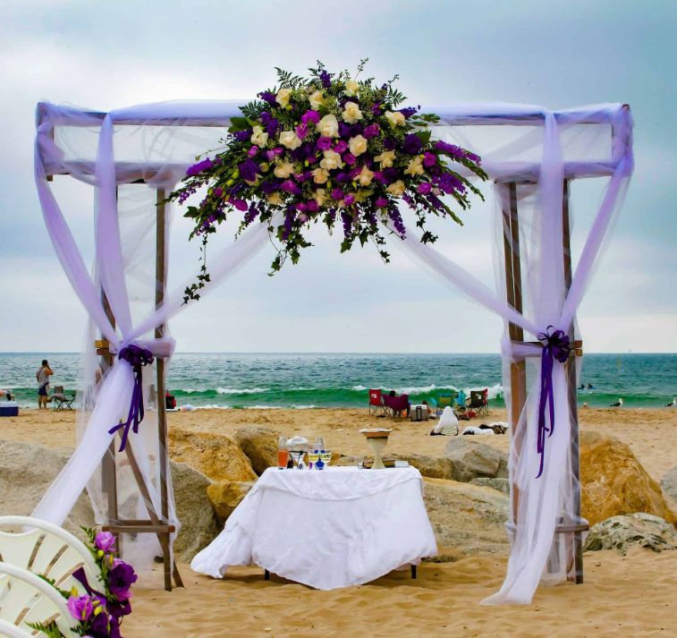 Picnic-wedding-ideas-TIPS-TRICKS-for-creating-an-original-event-white-table-rocks-flowers