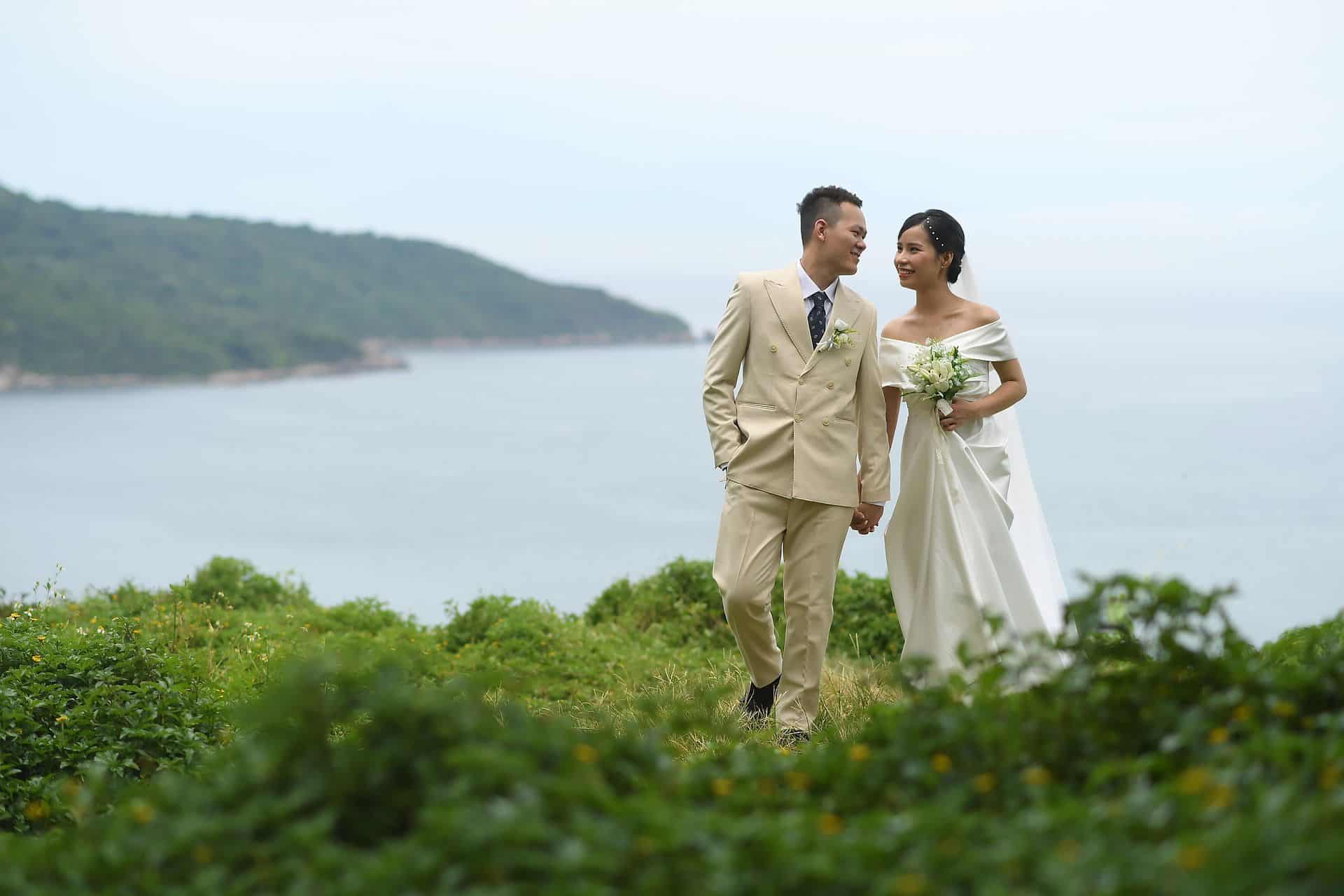 Picnic-wedding-ideas-TIPS-TRICKS-for-creating-an-original-eveny-couple-sea