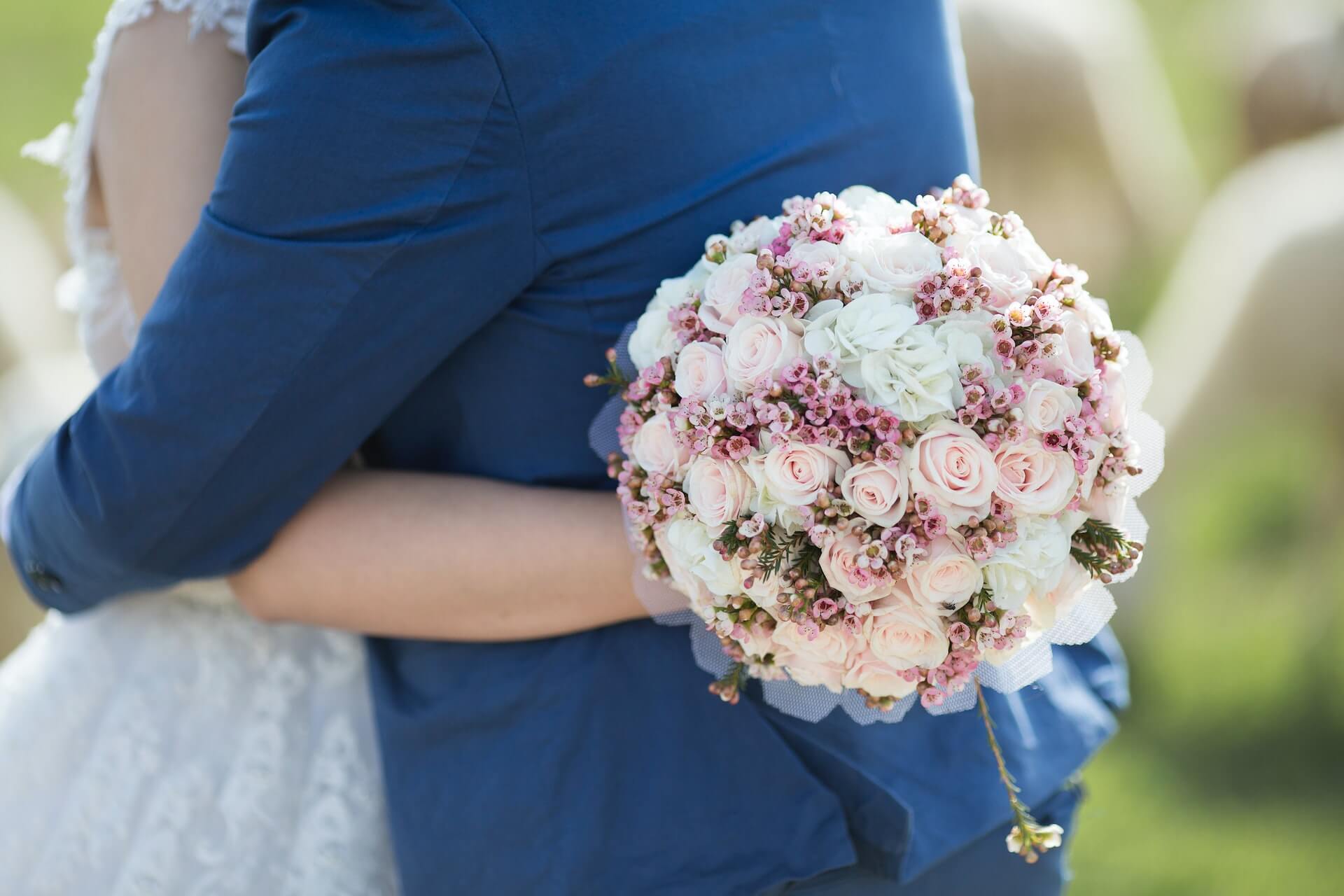 Amazing-colours-that-complete-the-navy-blue-wedding-theme