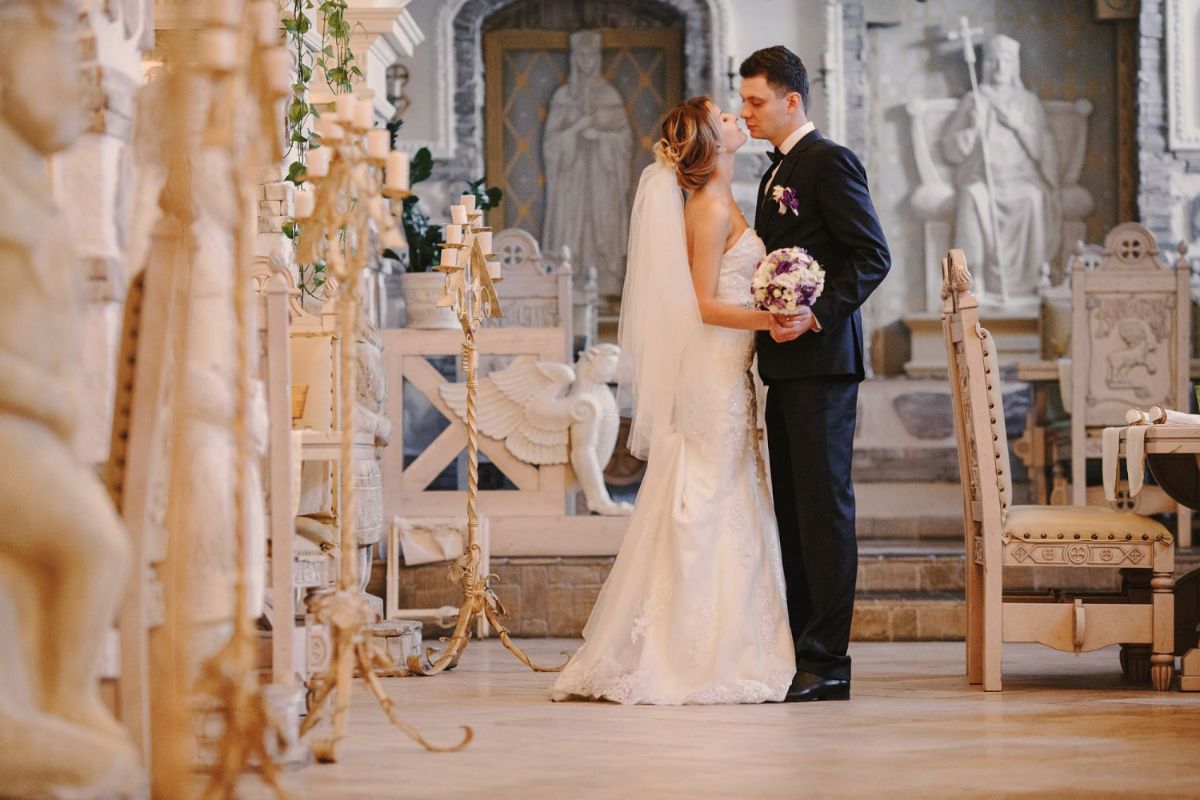 Bridgerton-wedding-newlyweds-kissing-church