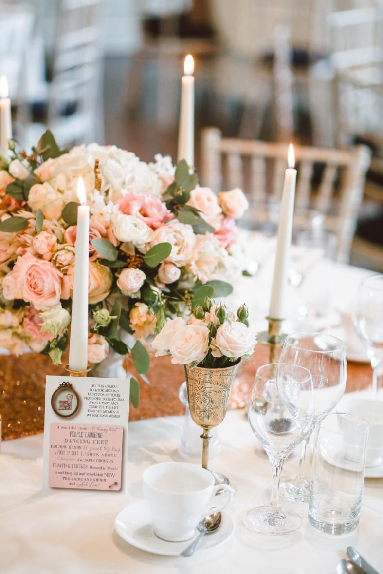 Hollywood-themed-wedding-flowers-table-plates.