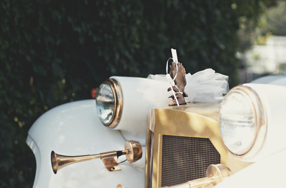 Hollywood-themed-wedding-white-car.