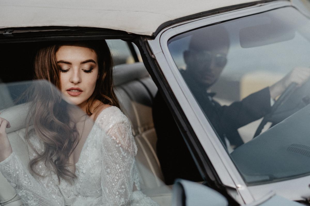Hollywood-themed-wedding-women-car-driver.